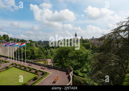 Luxemburg-Stadt, Mai 2022. Die Flaggen über den Kasematten der Pétrusse im Stadtzentrum Stockfoto