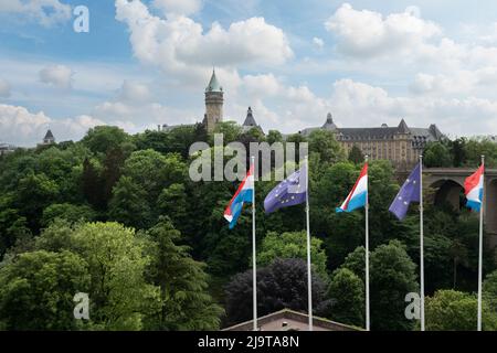 Luxemburg-Stadt, Mai 2022. Die Flaggen über den Kasematten der Pétrusse im Stadtzentrum Stockfoto