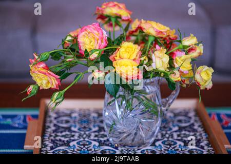 Bremerton, Staat Washington, USA. Rosen in einer Kristallvase Stockfoto