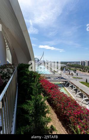 Valencia, Spanien - 05 07 2022: Blick auf das L Umbracle in der Stadt der Künste und Wissenschaften in Valencia. Stockfoto