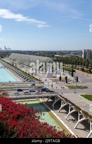 Valencia, Spanien - 05 07 2022: Blick auf das L Umbracle in der Stadt der Künste und Wissenschaften in Valencia. Stockfoto