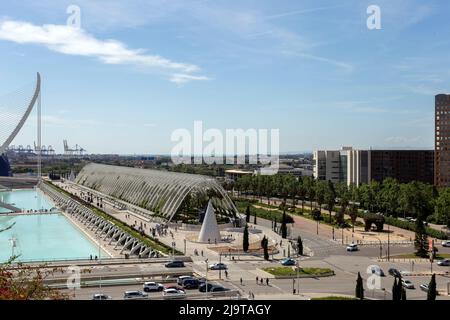 Valencia, Spanien - 05 07 2022: Blick auf das L Umbracle in der Stadt der Künste und Wissenschaften in Valencia. Stockfoto