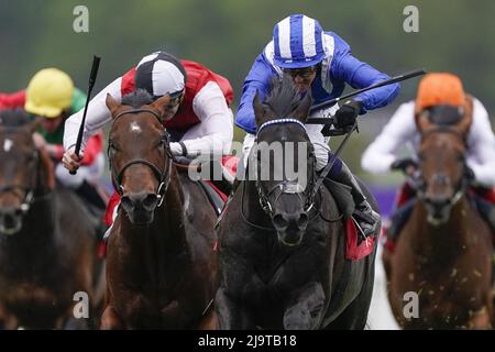 Aktenfoto vom 20-05-2021 von Jim Crowley auf dem Mostahdaf (rechts, blau und weiß). Mostahdaf kann seine Fortschritte mit dem Sieg im Coral Brigadier Gerard Stakes bei Sandown fortsetzen. Ausgabedatum: Mittwoch, 25. Mai 2022. Stockfoto