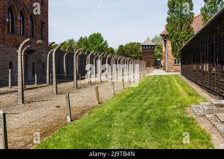 Stacheldraht und Wachturm rund um das Konzentrationslager Auschwitz-Birkenau. Oswiecim, Polen, 16. Mai 2022 Stockfoto