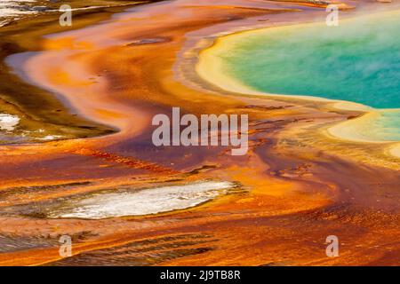 Erhöhte Ansicht von Mustern in Bakterienmatte um die Grand Prismatic Spring, Midway Geyser Basin, Yellowstone National Park, Wyoming Stockfoto