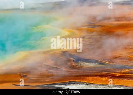 Erhöhte Ansicht von Mustern in Bakterienmatte um die Grand Prismatic Spring, Midway Geyser Basin, Yellowstone National Park, Wyoming Stockfoto