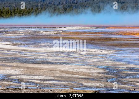 Erhöhte Ansicht von Mustern in Bakterienmatte um die Grand Prismatic Spring, Midway Geyser Basin, Yellowstone National Park, Wyoming Stockfoto