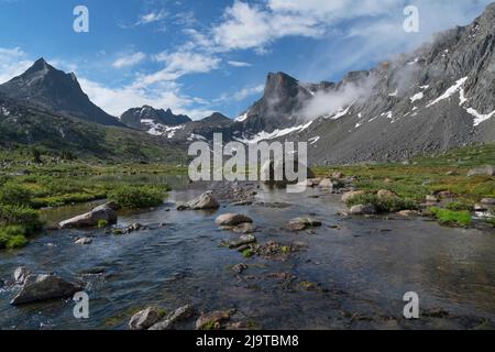 Nylon Peak und Pronghorn Peak in der Nähe des Ausgangs von Lee Lake, Bridger Wilderness. Wind River Range, Wyoming. Stockfoto