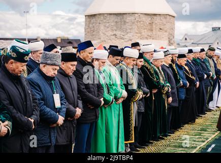 Bolgar, Tatarstan, Russland. 21.Mai 2022. Muslime beten in der Kathedralmoschee in Bolgar (Tatarstan) zur Feier des 00.. Jahrestages Stockfoto