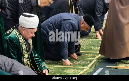 Bolgar, Tatarstan, Russland. 21.Mai 2022. Der Präsident von Tatarstan, Rustam Minnikhanov, betet in der Kathedrale-Moschee von Bulgar zum 1100. Stockfoto