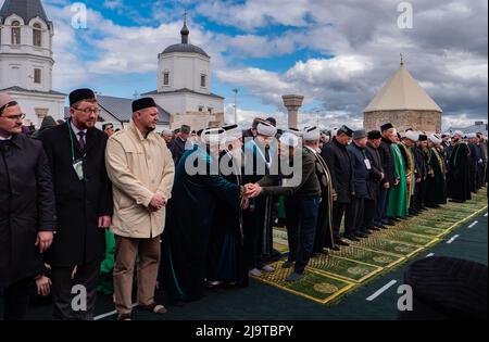 Bolgar, Tatarstan, Russland. 21.Mai 2022. Muslime beten in der Kathedralmoschee in Bolgar (Tatarstan) zur Feier des 00.. Jahrestages Stockfoto