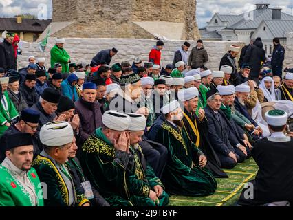 Bolgar, Tatarstan, Russland. 21.Mai 2022. Muslime beten in der Kathedralmoschee in Bolgar (Tatarstan) zur Feier des 00.. Jahrestages Stockfoto