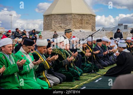 Bolgar, Tatarstan, Russland. 21.Mai 2022. Muslime beten in der Kathedralmoschee in Bolgar (Tatarstan) zur Feier des 00.. Jahrestages Stockfoto