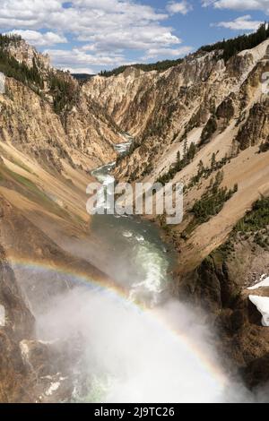 USA, Wyoming, Yellowstone National Park. Regenbogen über dem Grand Canyon des Yellowstone. Stockfoto