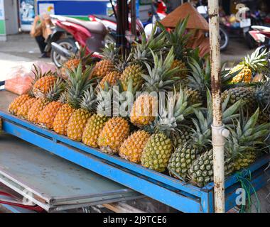 Viele Ananas zum Verkauf auf dem Markt Stockfoto