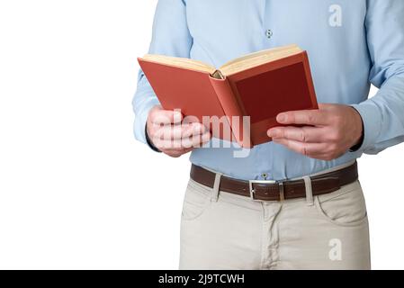 Mann in hellblauem Hemd und beigefarbener Hose mit offenem Buch. Lesen eines Romans. Tag Buchen Stockfoto