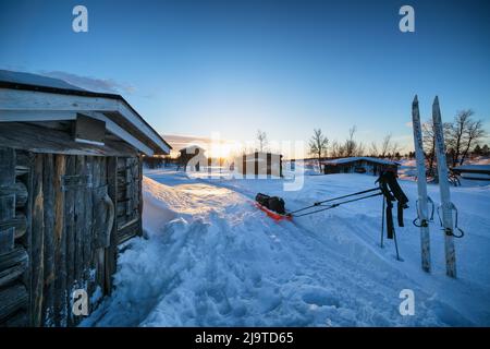 Eine alte Hütte in einem Goldbergbaugebiet im Lemmenjoki-Nationalpark, Inari, Lappland, Finnland Stockfoto