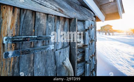 Eine alte Hütte in einem Goldbergbaugebiet im Lemmenjoki-Nationalpark, Inari, Lappland, Finnland Stockfoto