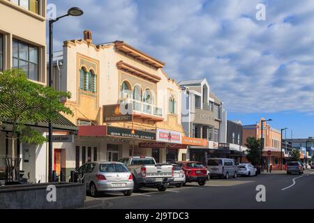 Historische Gebäude an der Dickens Street, Napier, Neuseeland. Im Vordergrund befindet sich das ehemalige Gaiety Theatre, ein Art déco-Gebäude aus dem Jahr 1931 Stockfoto