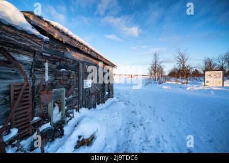 Alte Goldbergbauwerkzeuge auf einem Goldbergbaugebiet im Lemmenjoki-Nationalpark, Inari, Lappland, Finnland Stockfoto