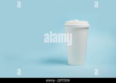 Kaffeetasse aus weißem Papier mit Kunststoffdeckel Stockfoto