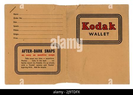 Original Kodak Fotopauschtasche aus den 1930er Jahren, geöffnet, um Kundendetails anzuzeigen, verwendet von einem britischen Kunden im Jahr 1937, Großbritannien Stockfoto