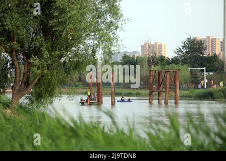 (220525) -- CANGZHOU, 25. Mai 2022 (Xinhua) -- Arbeiter sind damit beschäftigt, eine Brücke über den Großen Kanal in der Stadt Cangzhou, nordchinesische Provinz Hebei, zu bauen, 24. Mai 2022. (Xinhua/Luo Xuefeng) Stockfoto