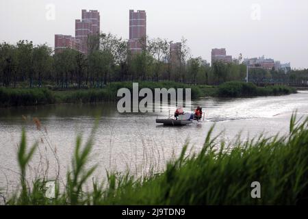 (220525) -- CANGZHOU, 25. Mai 2022 (Xinhua) -- Mitarbeiter reinigen den Wasserlauf des Großen Kanals in der Stadt Cangzhou, nordchinesische Provinz Hebei, 24. Mai 2022. (Xinhua/Luo Xuefeng) Stockfoto