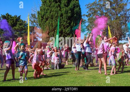Familien feiern Holi, das hinduistische Fest der Farben, in Tauranga, Neuseeland Stockfoto