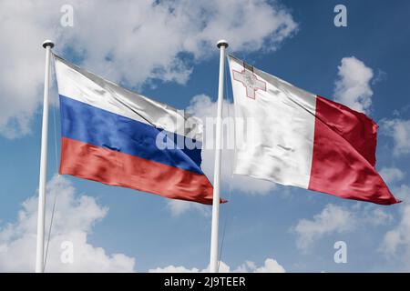 Russland und Malta zwei Flaggen auf Fahnenmasten und blau bewölktem Himmel Hintergrund Stockfoto