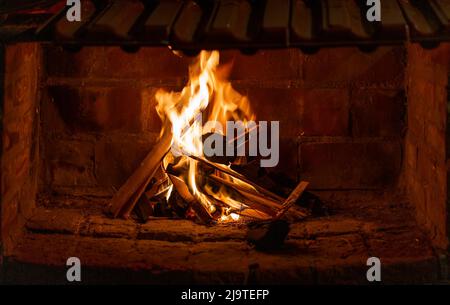 Flammen im Kamin. Das Verbrennen von Holz. Gemauerten Kamin Stockfoto