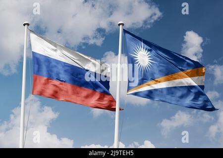 Russland und die Marshallinseln zwei Flaggen auf Fahnenmasten und blauer, wolkig-blauer Himmel-Hintergrund Stockfoto