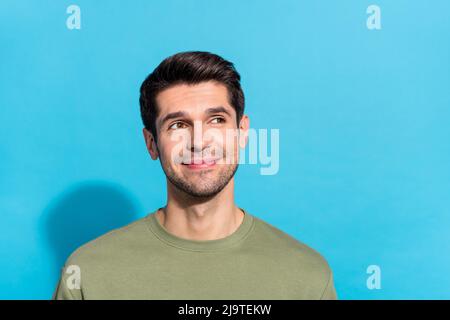 Foto von beeindruckt Brunet Millennial guy Look promo tragen graues Hemd isoliert auf blauem Hintergrund Stockfoto