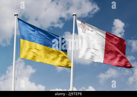 Ukraine und Malta zwei Flaggen auf Fahnenmasten und blau bewölkt Himmel Hintergrund Stockfoto