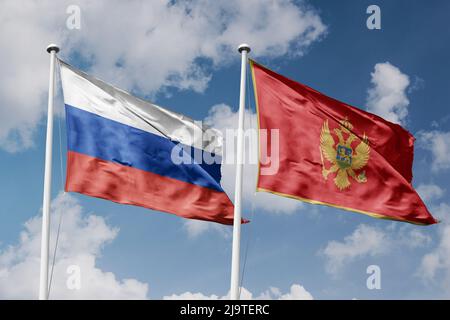 Russland und Montenegro zwei Flaggen auf Fahnenmasten und blau bewölktem Himmel Hintergrund Stockfoto