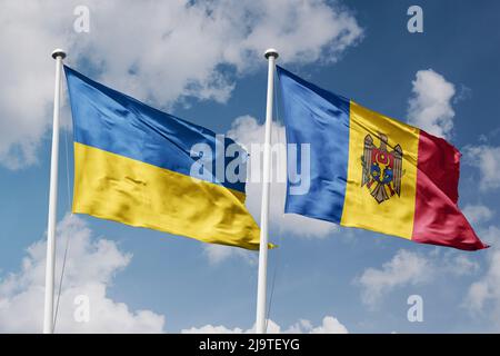 Ukraine und Moldawien zwei Flaggen auf Fahnenmasten und blau bewölkt Himmel Hintergrund Stockfoto