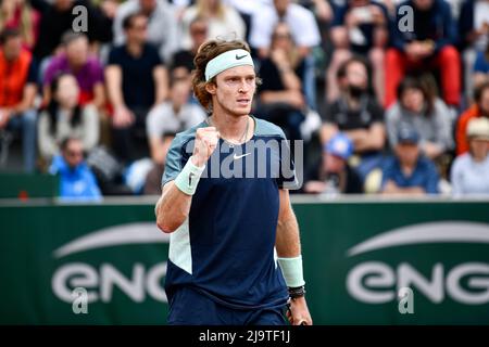 Paris, Frankreich. 24.. Mai 2022. Andrey Rublev aus Russland während der French Open (Roland-Garros) 2022, Grand Slam Tennisturnier am 24. Mai 2022 im Roland-Garros-Stadion in Paris, Frankreich - Credit: Victor Joly/Alamy Live News Stockfoto