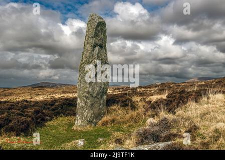 An Carra ein stehender Stein an den Hängen von Beinn A'Charra, mit Blick auf Ormacleit , South Uist in den Äußeren Hebriden Stockfoto