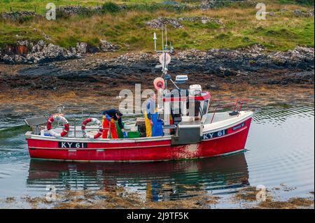 Fischerboot, das den winzigen Hafen von Croig auf der Isle of Mull Scotland verlässt Stockfoto