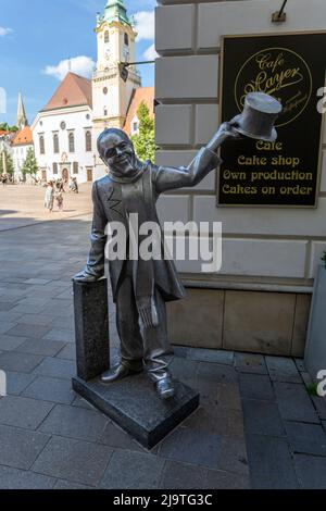 Bratislava, Slowakei - 05 21 2022: Statue des Schoner NAKI auf dem Hauptplatz in Bratislava an einem sonnigen Tag. Stockfoto