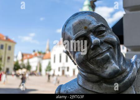 Bratislava, Slowakei - 05 21 2022: Statue des Schoner NAKI auf dem Hauptplatz in Bratislava an einem sonnigen Tag. Stockfoto