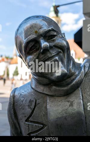 Bratislava, Slowakei - 05 21 2022: Statue des Schoner NAKI auf dem Hauptplatz in Bratislava an einem sonnigen Tag. Stockfoto