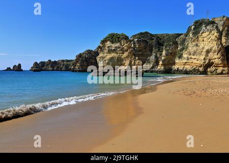 Felsformation am Meer - Strand Praia de Dona Ana. Lagos-Portugal-245 Stockfoto