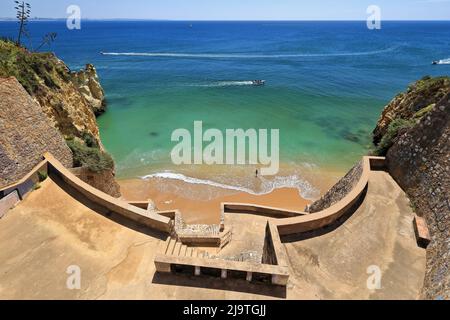 Lange Treppe - nördliche und kleinere Seite - Praia do Pinhao Beach. Lagos-Portugal-251 Stockfoto