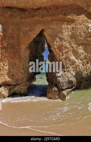 Felsbogen in Praia do Camilo Beach-Seastack gegenüber gesehen. Lagos-Portugal-254 Stockfoto