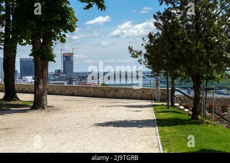 Bratislava, Slowakei - 05 21 2022: Blick auf Bratislava vom Burgberg. Stockfoto