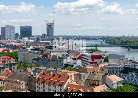 Bratislava, Slowakei - 05 21 2022: Blick auf Bratislava vom Burgberg. Stockfoto