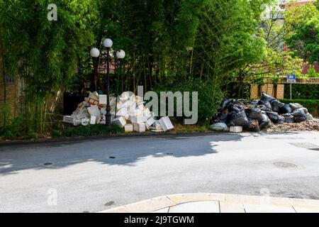 Die Recyclingzentren und der Abfallwirtschaftsstandort sind wegen der Schleuse COVID-19 in Shanghai überfüllt mit Müll. Stockfoto