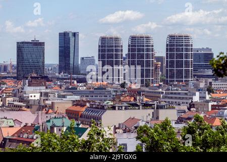 Bratislava, Slowakei - 05 21 2022: Blick auf Bratislava vom Burgberg. Stockfoto