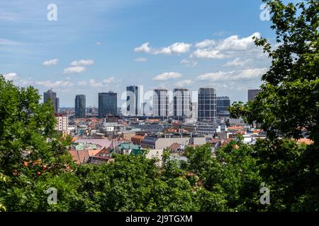 Bratislava, Slowakei - 05 21 2022: Blick auf Bratislava vom Burgberg. Stockfoto